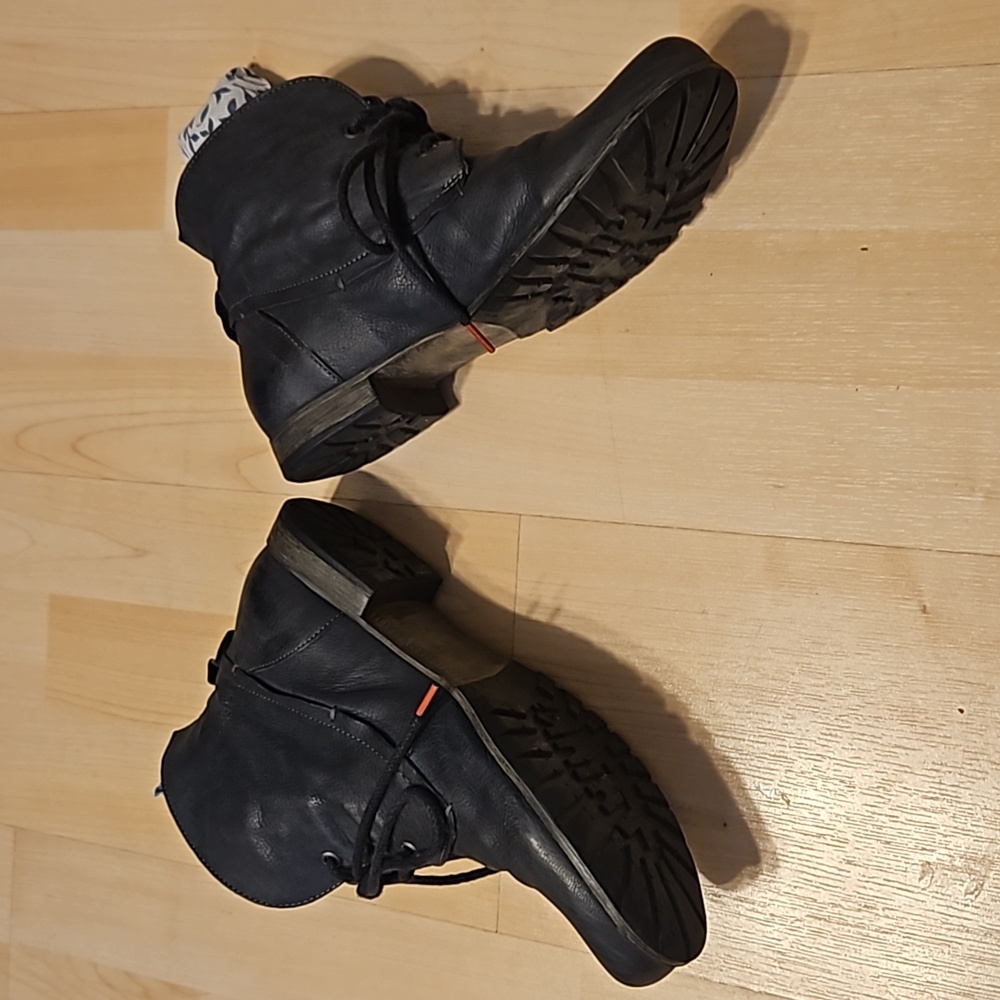 Boots - Picture 2 of 4
